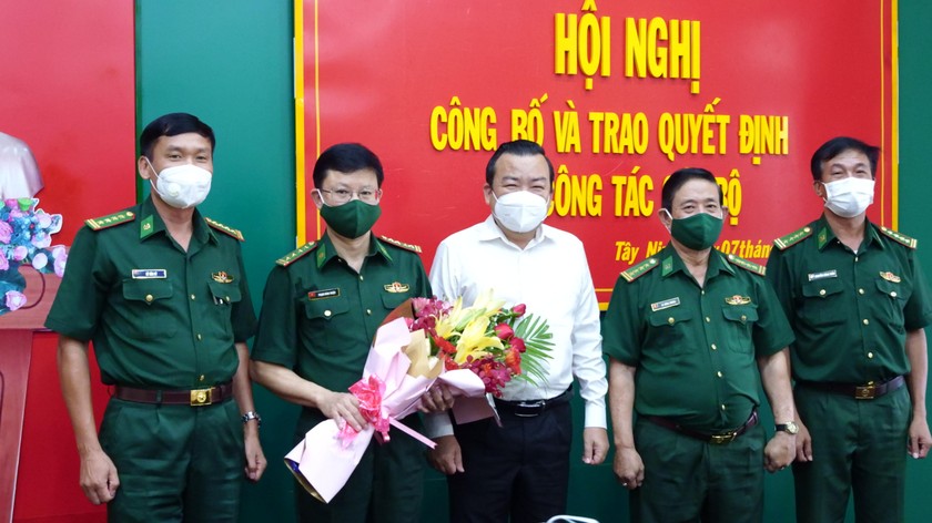 Ông Phạm Hùng Thái - Phó Bí thư Thường trực Tỉnh Ủy Tây Ninh trao quyết định và tặng hoa chúc mừng Đại tá Phạm Đình Triệu. Ảnh: Lê Quân