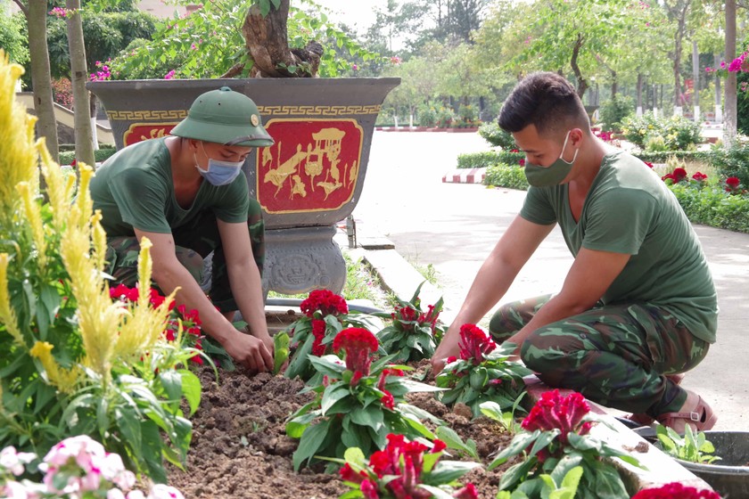 Cảnh quan đơn vị luôn được cán bộ, chiến sĩ chăm sóc mỗi ngày.