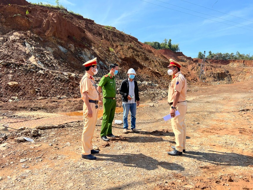 Lực lượng chức năng tiến hành kiểm tra và yêu cầu chủ đầu tư dự án, khu du lịch tâm linh Đại Tùng Lâm Hoa Sen kí cam kết đảm bảo an toàn giao thông trên Quốc lộ 20