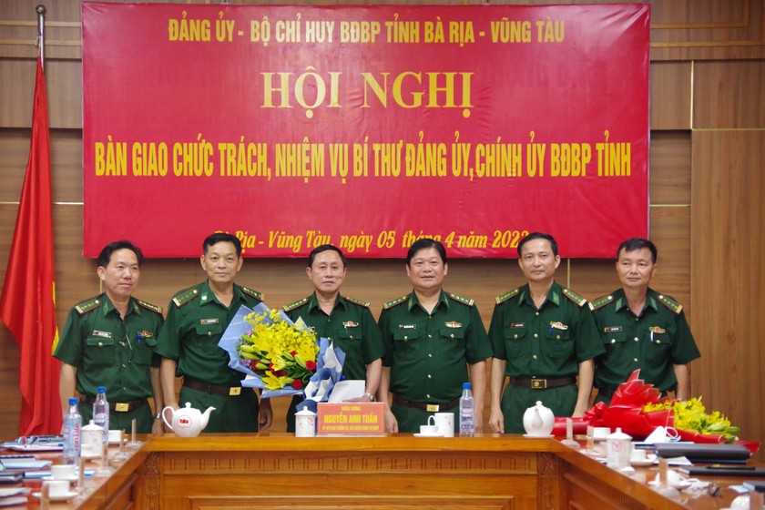 Lãnh đạo Bộ Chỉ huy BĐBP tỉnh Bà Rịa – Vũng Tàu tặng hoa chúc mừng Đại tá Đinh Quốc Tuấn 