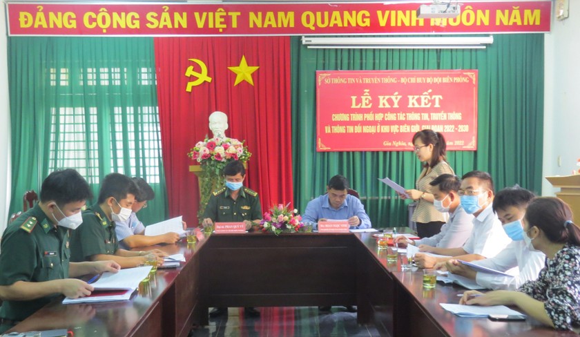 Quang cảnh buổi lễ ký kết