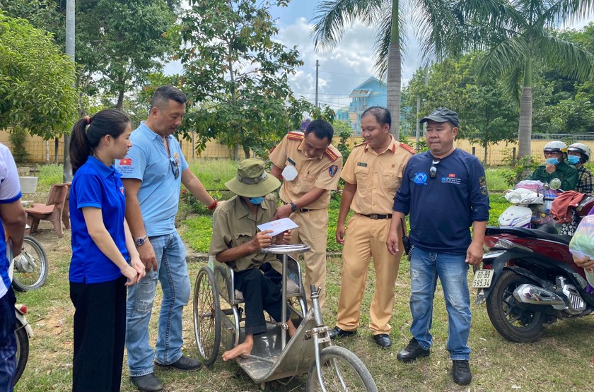 Chi đoàn Phòng CSGT tỉnh phối hợp với CLB Moto TP HCM, Ban thường vụ Huyện đoàn tổ chức chương trình công tác xã hội tại xã Phú Lý, huyện Vĩnh Cửu (Đồng Nai).