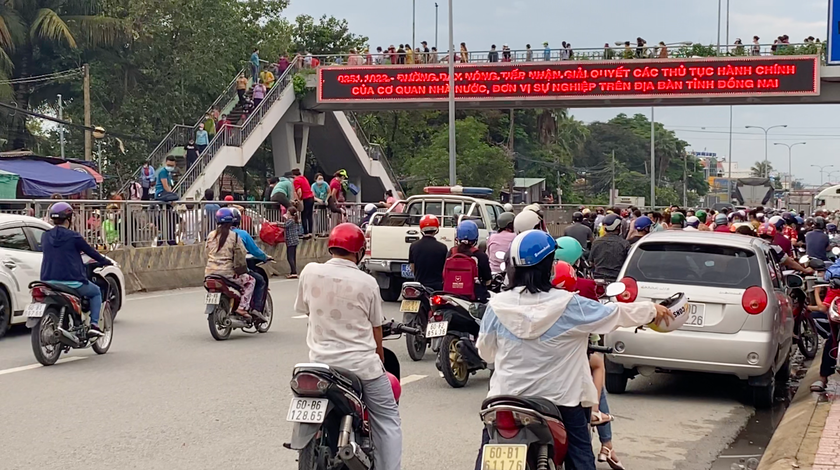 Ngang nhiên leo qua dải phân cách mặc dù có sự xuất hiện của lực lượng CSGT