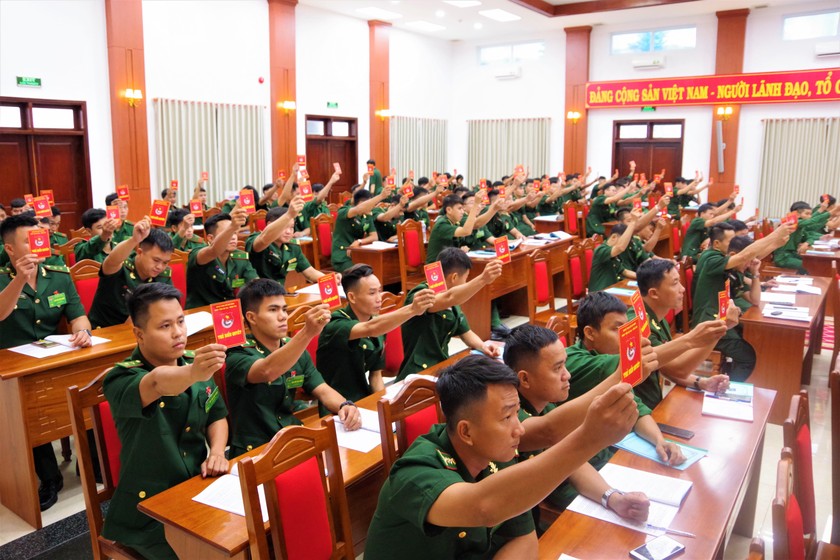 Các đại biểu biểu quyết bầu đoàn đại biểu dự Đại hội đại biểu Đoàn TNCS Hồ Chí Minh tỉnh Bà Rịa – Vũng Tàu