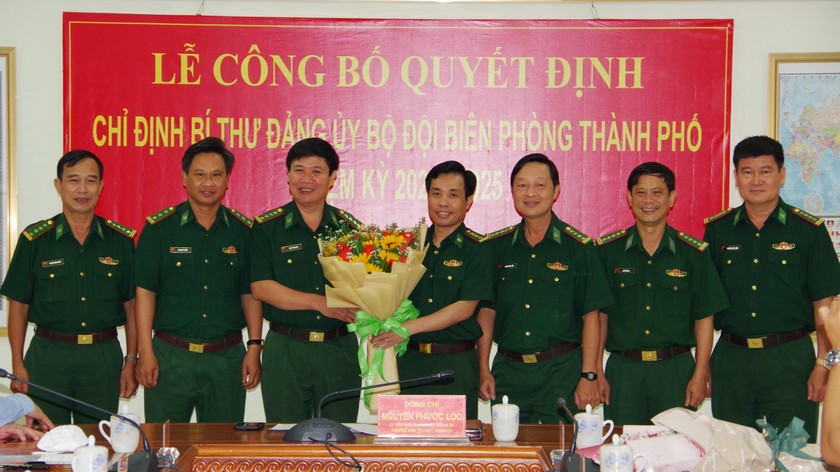 Tập thể Ban Thường vụ Đảng ủy BĐBP TP HCM tặng hoa chúc mừng Đại tá Vũ Quốc Ân. Ảnh: Đ Chiến - L Kiểm