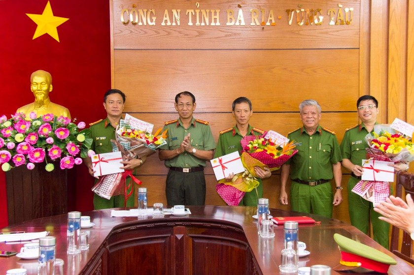 Ban Giám đốc Công an Bà Rịa – Vũng Tàu chúc mừng thành tích mà các đơn vị đã đạt được