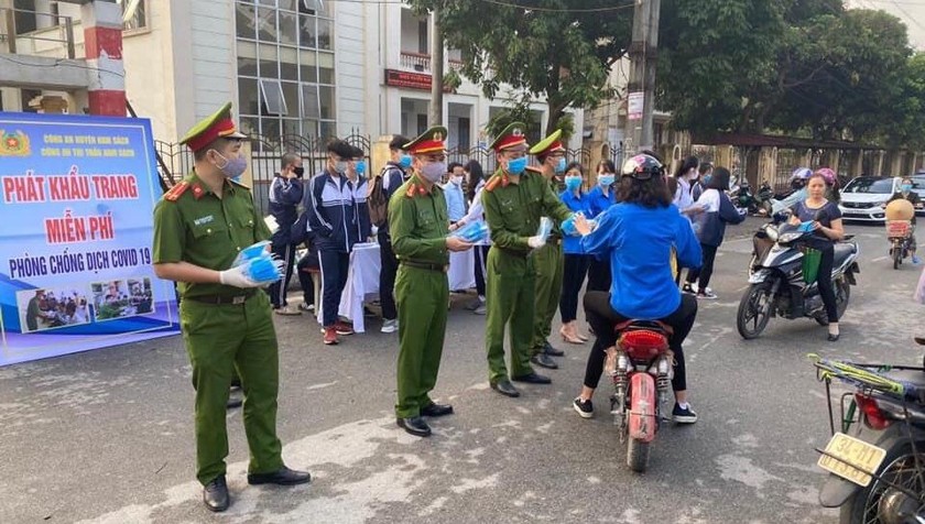 Công an huyện Nam Sách phát khẩu trang miễn phí cho người dân