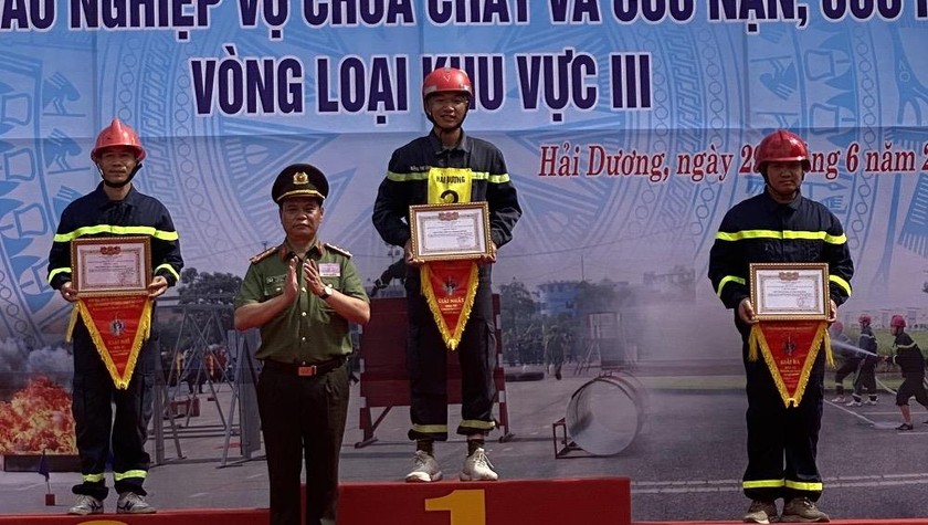 Các đội nhận giải tại
Hội thi thể thao nghiệp vụ chữa cháy và cứu nạn cứu hộ diễn ra ở Hải Dương.