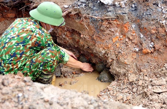 Nhiều vật nổ nghi là bom bi được phát hiện tại trụ sở UBND TP Hải Dương.