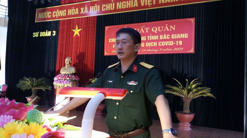 Đại tá La Công Phương, Chính ủy Sư đoàn 3, Quân khu 1 phát biểu giao nhiệm vụ cho các cán bộ, chiến sĩ.