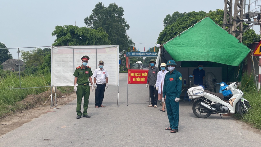 Lực lượng chức năng làm nhiệm vụ tại các chốt kiểm dịch trên địa bàn huyện Nam Sách.