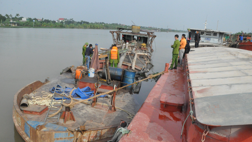 Cơ quan chức năng kiểm tra tàu vi phạm.