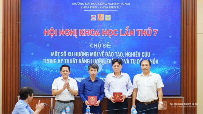 Các báo cáo xuất sắc được tôn vinh và trao chứng nhận bài báo xuất sắc trong hội nghị.