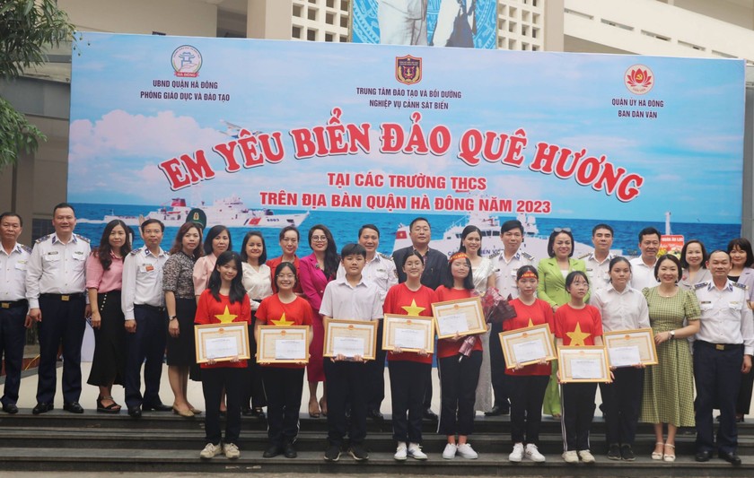 Các đại biểu, thầy cô giáo chụp ảnh lưu niệm với các em học sinh đạt giải tại Cuộc thi.