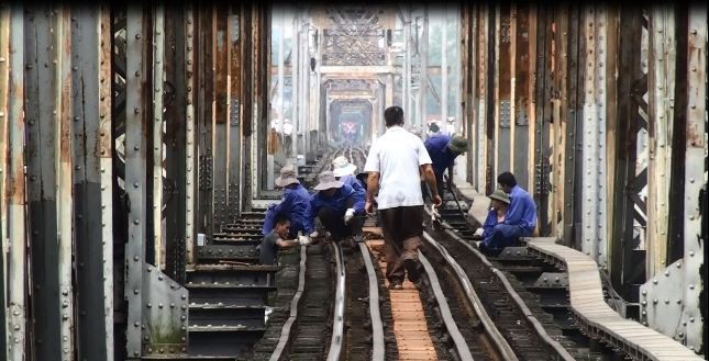 Cầu Long Biên: Thay mới hơn một trăm thanh gỗ tà vẹt bị mục nát