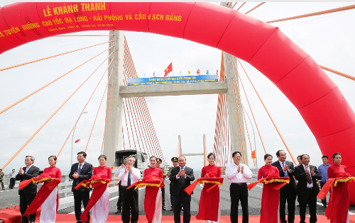Thủ tướng Nguyễn Xuân Phúc cắt băng khánh thành tuyến đường cao tốc Hạ Long - Hải phòng