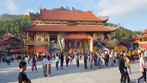 Hàng ngàn người tham quan và chiêm bái tại chùa Ba Vàng