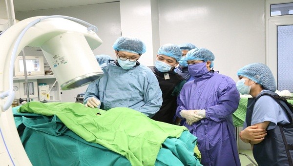 ột ca can thiệp được thực hiện bởi các chuyên gia cùng các bác sĩ Bệnh viện đa khoa tỉnh Phú Thọ