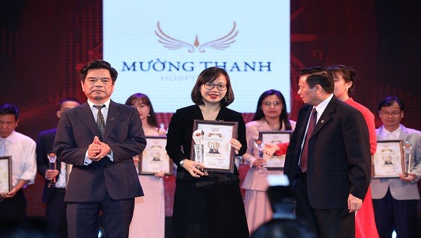 Đại diện Mường Thanh nhận giải “Top 10 thương hiệu uy tín – chất lượng 2018”
