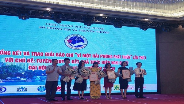 Ban tổ chức trao giải cây bút trẻ triển vọng cho các tác giả tham dự cuộc thi