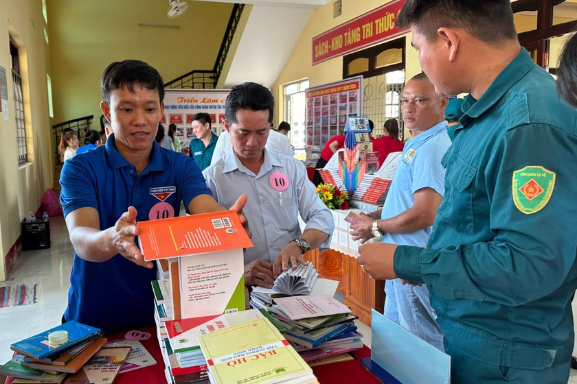 Sôi nổi hoạt động thiết kế trưng bày sách. Ảnh: Kế Vương