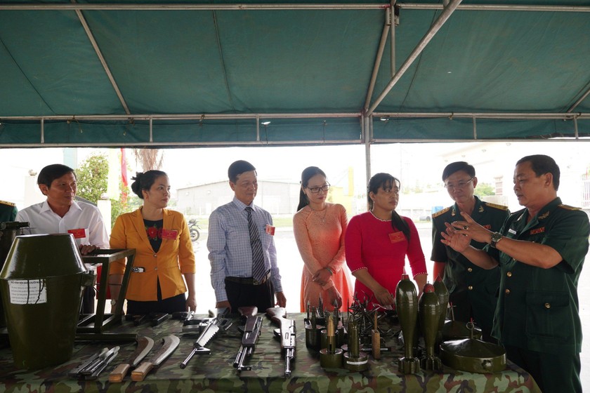 Đại biểu tham quan khu trưng bày sáng kiến và tăng gia sản xuất của LLVT huyện Tân Trụ. Ảnh: Kim Ngân