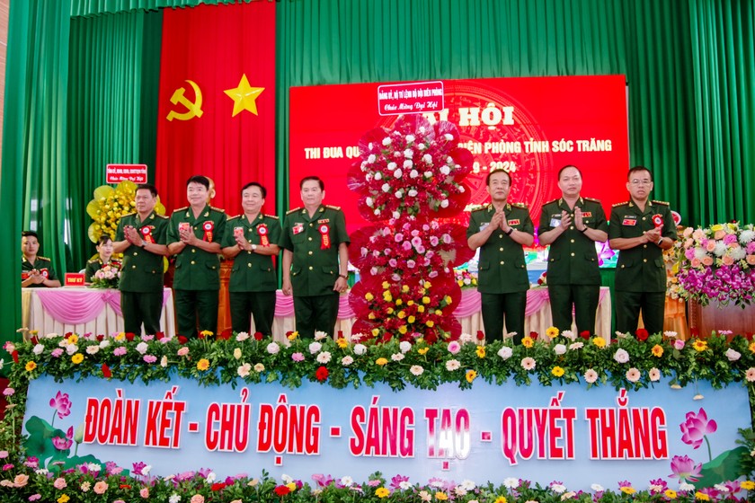Trung tướng Lê Đức Thái - Tư lệnh BĐBP tặng hoa chúc mừng đại hội