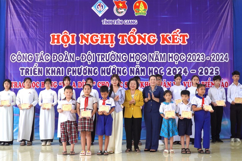 Nguyên Phó Chủ tịch nước Trương Mỹ Hoa trao học bổng Vừ A Dính tại Tiền Giang