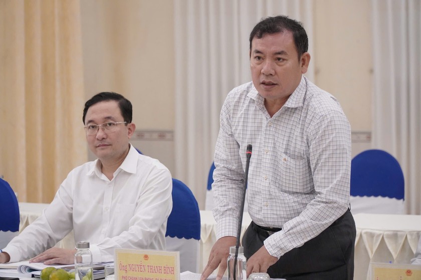 Ông Nguyễn Thanh Bình - Phó Chánh Văn phòng Bộ Tư pháp quan tâm đến tình hình tuyên truyền pháp luật với công nhân. Ảnh: Anh Như