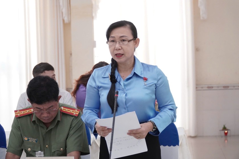 Bà Phan Thị Mỹ Dung - Đại diện Hội đồng phối hợp PBGDPL tỉnh Long An báo cáo. Ảnh: Anh Như