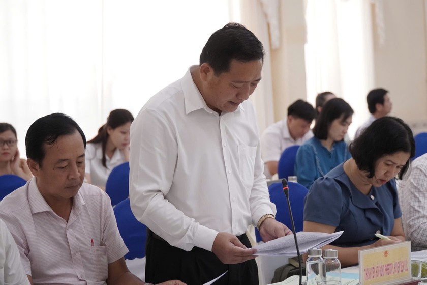 Ông Lê Văn Lộc - Phó Chủ tịch UBND huyện Bến Lức thông tin kết quả đạt chuẩn tiếp cận pháp luật. Ảnh: Anh Như