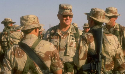 Tướng Norman Schwarzkopf (giữa)