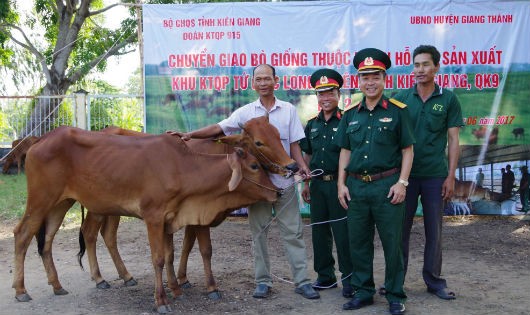 Người dân phấn khởi khi được trao tặng bò sinh sản.