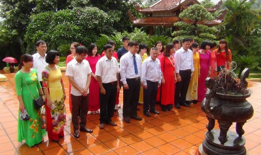 Cục Thi hành án dân sự tỉnh Tuyên Quang dâng hương tại Khu di tích lịch sử Bộ Tư pháp