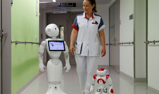  Bác sĩ thật và các “bác sĩ robot”