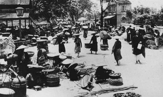 Cảnh buôn bán tấp nập tại Hà Nội những năm 1920