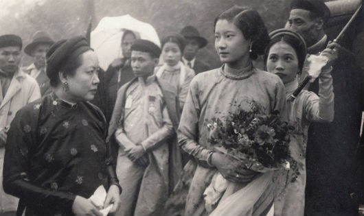 Cô dâu ôm hoa khi gặp đoàn nhà trai đi đón dâu trên đèo Hải Vân (bên trái là Bà hoàng vợ Hoàng tử Bửu Liêm)