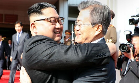 Lãnh đạo Kim Jong Un và tổng thống Moon Jae In bất ngờ gặp nhau tại Bàn Môn Điếm sau thông báo hủy thượng đỉnh Mỹ - Triều Tiên của tổng thống Mỹ.