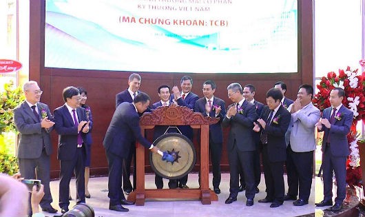 Chủ tich HĐQT Hồ Hùng Anh đánh tiếng cồng chào mừng cổ phiếu TCB chính thức niêm yết