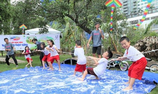 Trẻ em vui chơi không bị ngăn cản ngay cả có lấm lem bùn đất  ít nhất 5 tiếng mỗi ngày sẽ có những biểu hiện tâm lý hành vi tốt hơn trẻ ít ra ngoài