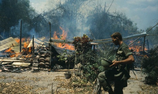 Lính Mỹ đốt phá xóm làng
