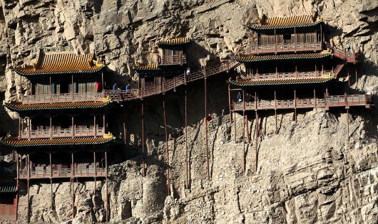 Ngôi chùa cheo leo trên vách núi