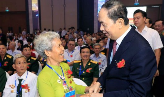 Chủ tịch nước Trần Đại Quang thăm hỏi các Mẹ Việt Nam Anh hùng dự hội nghị.