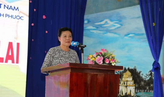 Phó Chủ tịch Hội LHPN Việt Nam nói chuyện với các nữ phạm nhân tại trại giam Tống Lê Chân