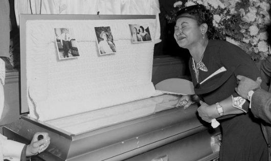 Mẹ của Emmett Till bên quan tài con trai.