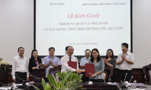 Lễ bàn giao nhiệm vụ quản lý nhà nước về xây dựng và thực hiện hương ước, quy ước giữa Bộ Tư pháp và Bộ Văn hóa, thể thao và du lịch