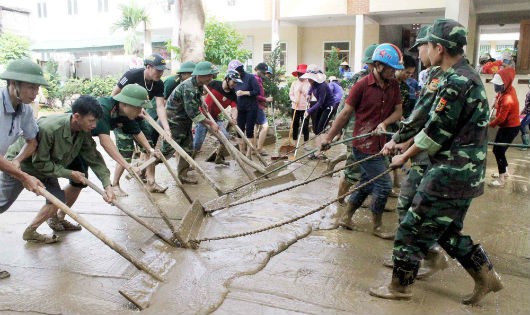 Quân và dân tích cực khắc phục hậu quả mưa bão gây ra sớm ổn định cuộc sống.