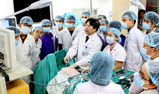 GS.TS Trần Bình Giang, Giám đốc Bệnh viện Hữu nghị Việt Ðức đào tạo, hướng dẫn các sinh viên, học viên tại phòng mổ thực nghiệm. Ảnh Dương Ngọc