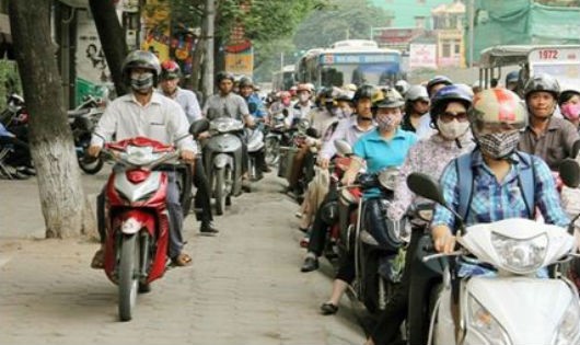 Tình trạng vỉa hè biến thành “lòng đường”, xe máy lưu thông lấn làn diễn ra phổ biến. 