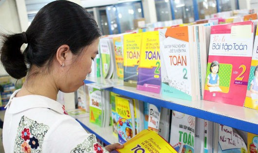 Phụ huynh tìm mua sách giáo khoa cho con tại TP HCM (Ảnh: http://nxbgdhcm.vn)